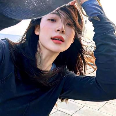 老艺术家孙女豪车代步炫富，网友群嘲，72小时持续发酵